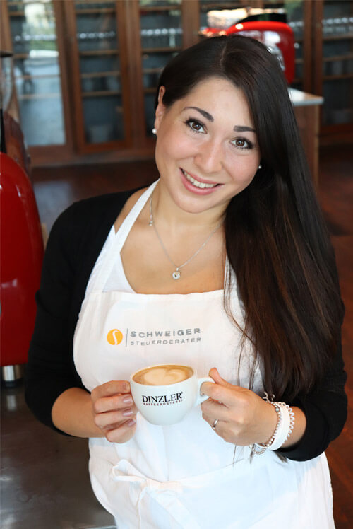 Eine Mitarbeiterin der Steuerkanzlei Schweiger mit einem Cappuccino