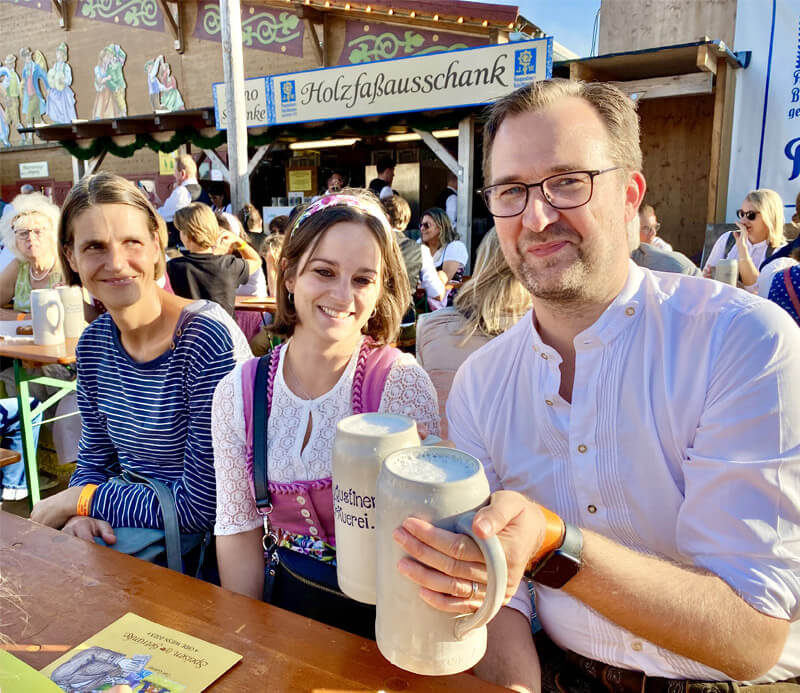 Das Team der Steuerkanzlei Schweiger in Poing bei München im Biergarten