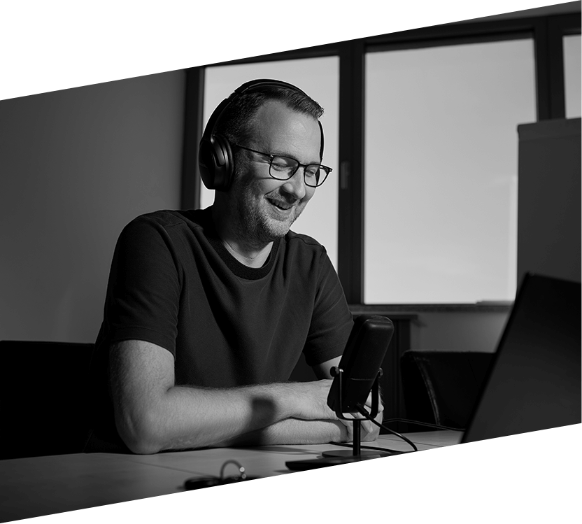 The Tax Driver im Podcaststudio seiner Steuerkanzlei Schweiger is tax in Poing bei München